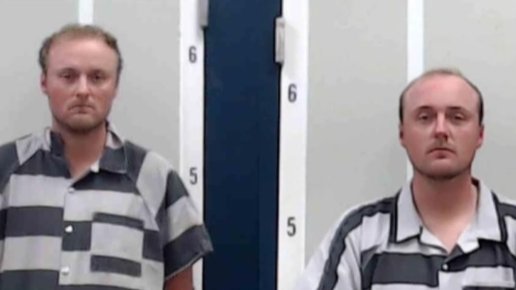 雙胞胎兄弟分別猥褻學生，於同一週遭警方逮捕。（圖／翻攝自迪卡爾布郡警長辦公室）