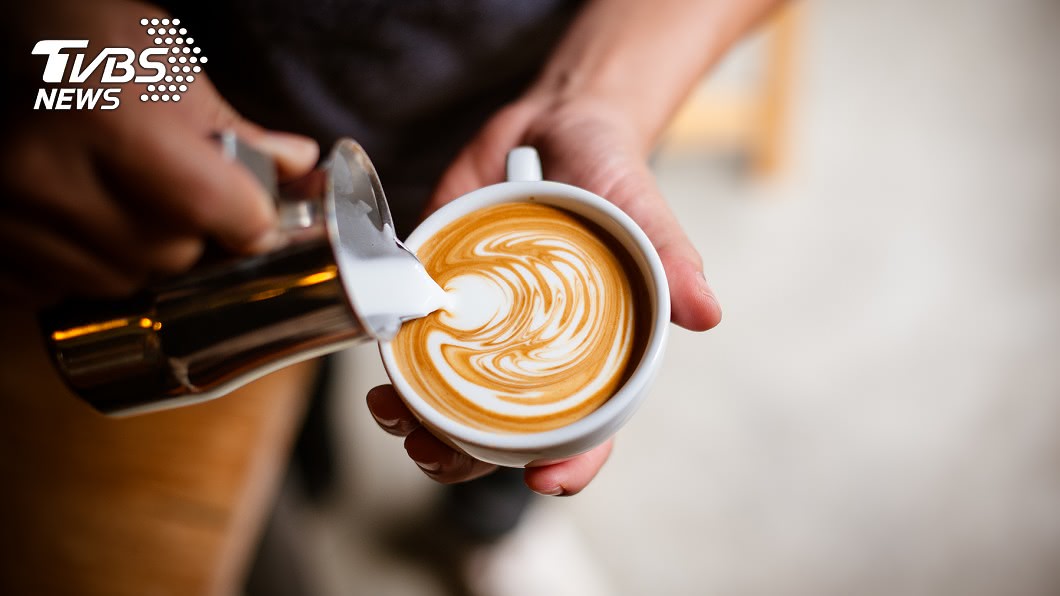 許多人平日喜歡喝杯咖啡來提振精神，增加工作效率。（示意圖／shutterstock 達志影像）