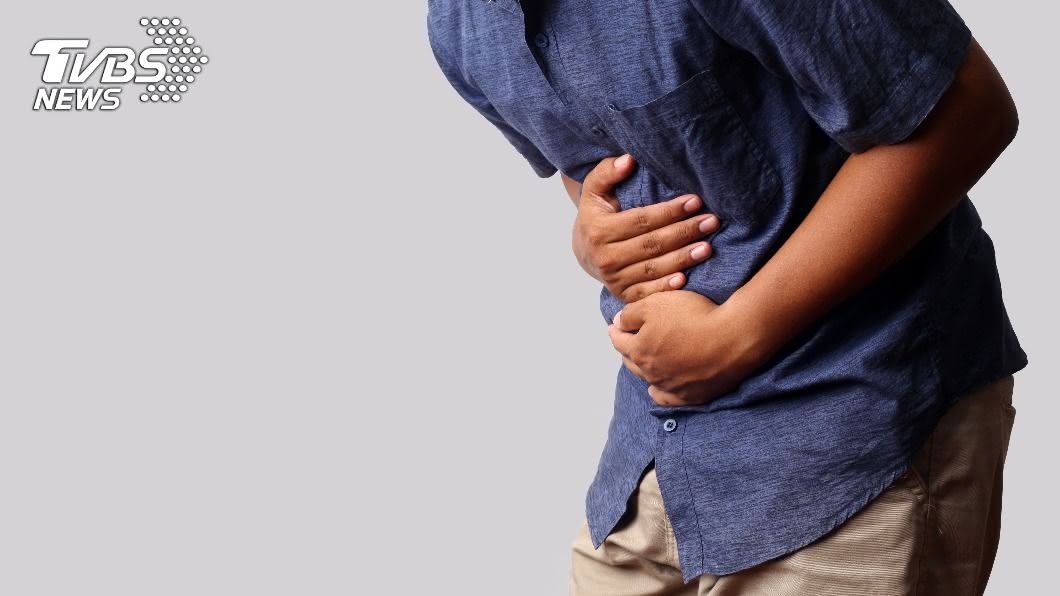 大陸一名男子經常腹痛想吐，檢查後才發現驚人真相。（示意圖／Shutterstock達志影像） 健身後豪飲暴食！男腹痛想吐就醫　驚見「2公尺小腸鑽胸腔」