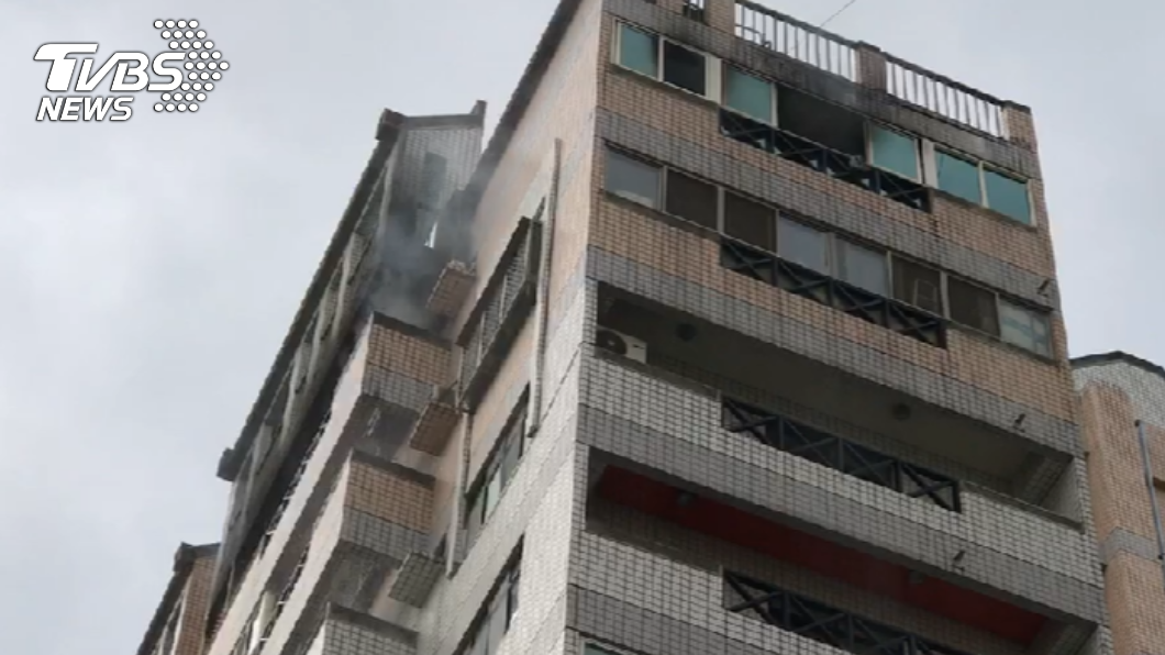 （圖／TVBS） 台中北屯大樓失火！4人困屋內　警消頂樓放水線搶救