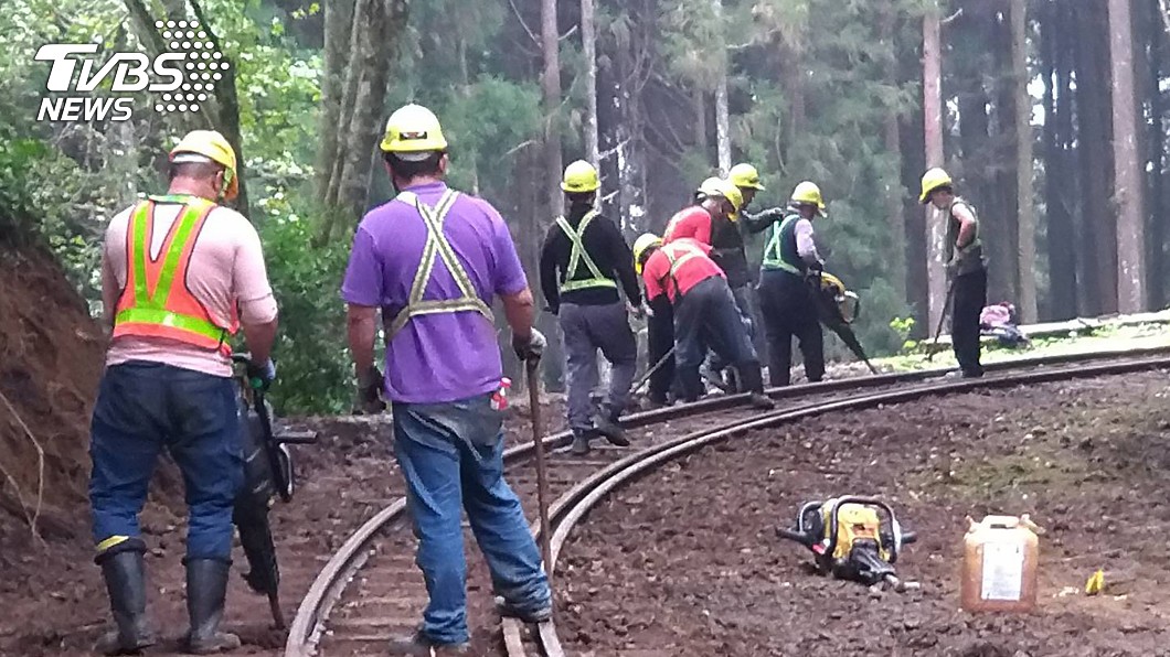 阿里山林鐵神木線出軌事件後，人員緊急搶修。（圖／中央社）