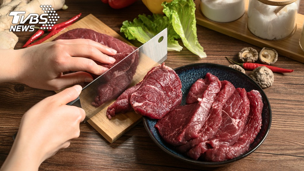 烹調肉品的步驟中，包含調味、醃肉都會使加熱後產生不同效果。（示意圖／shutterstock 達志影像）