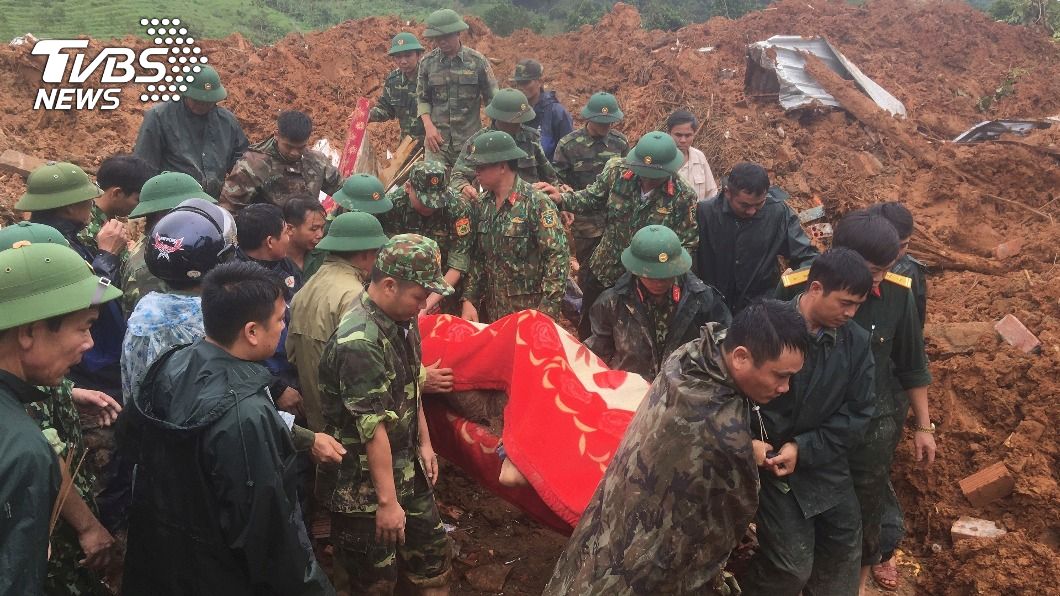 越南遭遇嚴重洪災，中部廣治省爆發土石流5死17失蹤。（圖／達志影像美聯社）