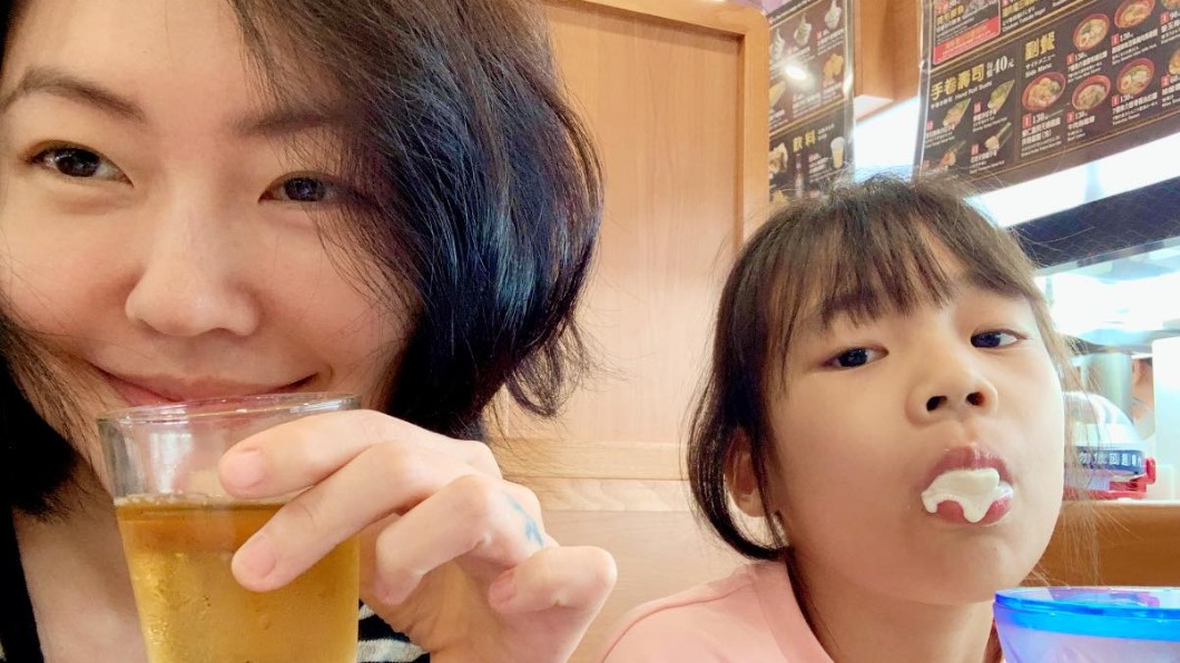 小S分享與女兒一起吃壽司的生活照。（圖／翻攝自小S臉書）