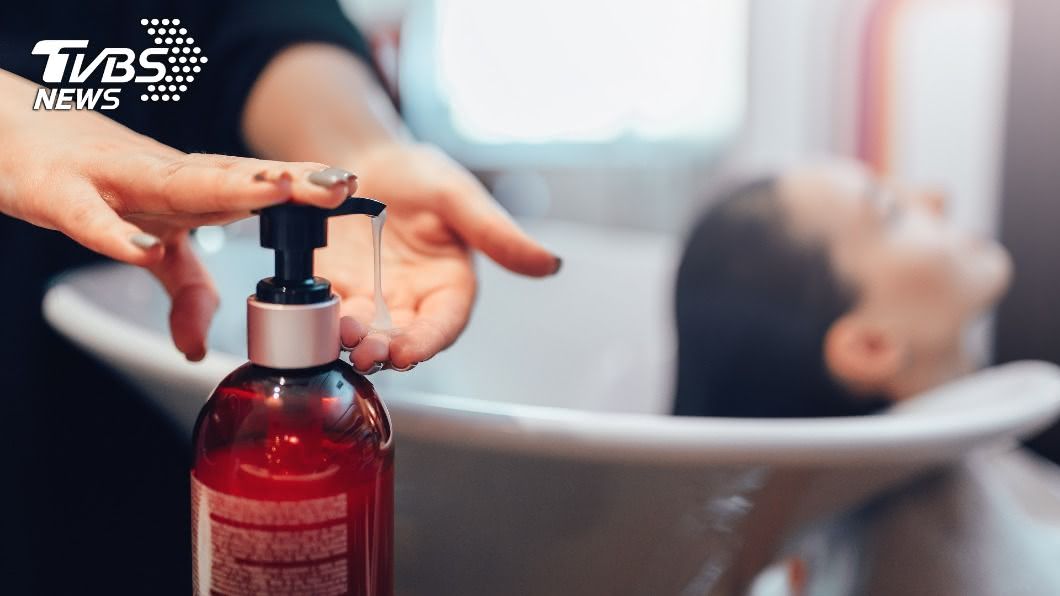 許多民眾會將洗髮精「加水稀釋」，專家曝此舉恐增加風險。（示意圖／shutterstock 達志影像）