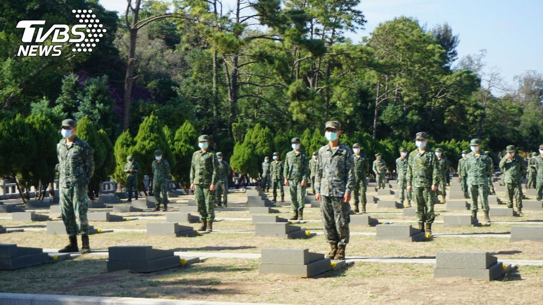 陸軍金門防衛指揮部26日率官兵在公墓追思。（圖／中央社）
