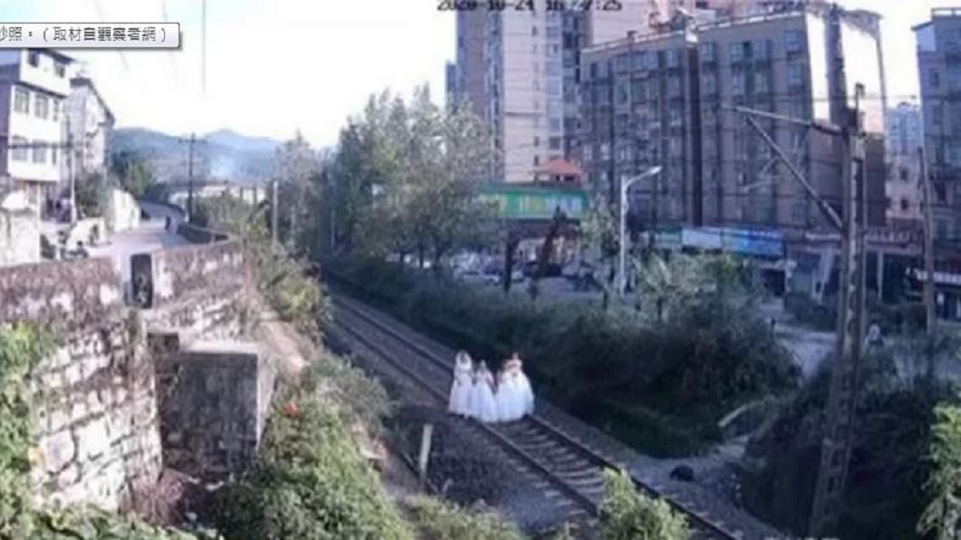 大陸貴州日前有4名女子穿著婚紗在鐵軌上拍照。（圖／翻攝自微博）