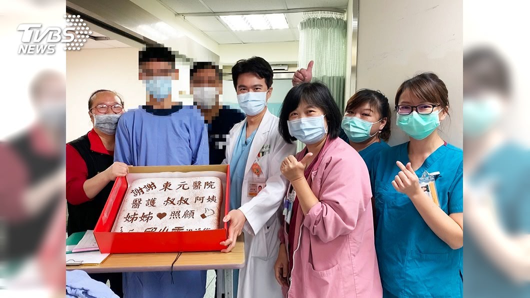 邱姓少年日前帶著蛋糕回到醫院，感謝當時救治他的醫療團隊。（圖／TVBS，東元綜合醫院提供） 18歲男車禍昏迷62天　聽到「吃雞排」奇蹟甦醒