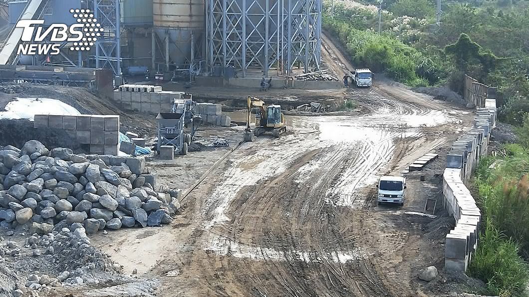 新竹合法砂石場業者非法棄置廢棄物遭查獲。（圖／中央社）