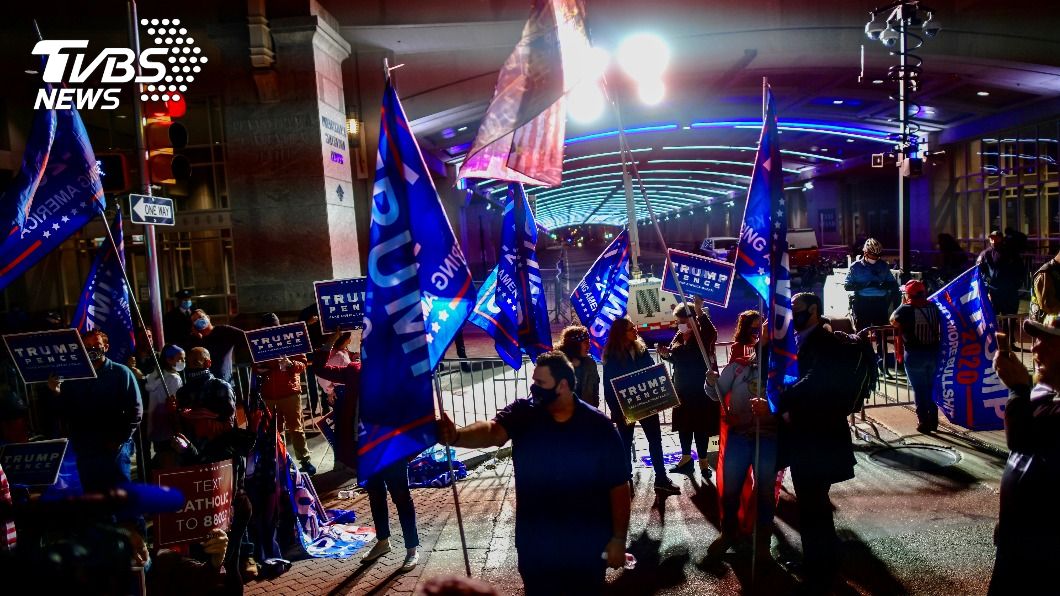 川普支持者在賓州展開示威。（圖／達志影像路透社）