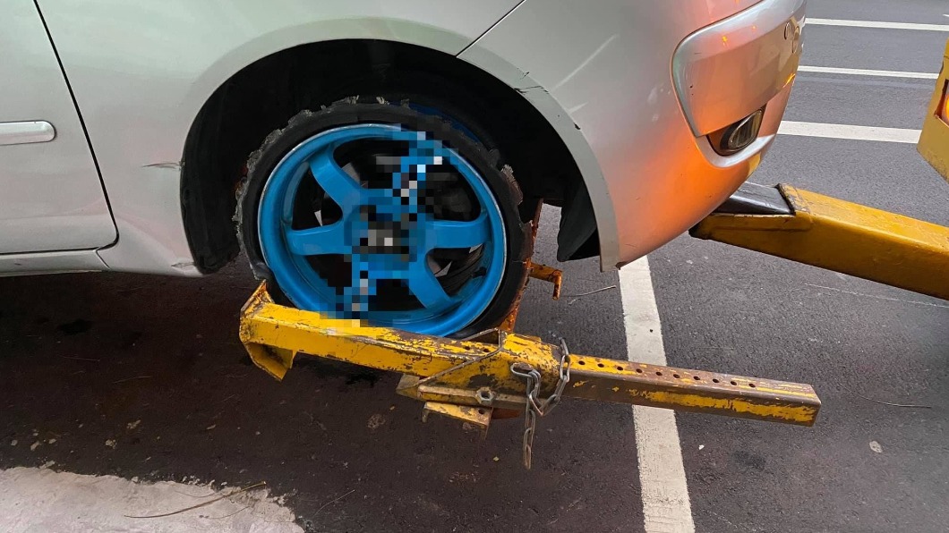 女網友車子輪胎磨到只剩「輪框黏皮」。（圖／翻攝自爆廢1公社）