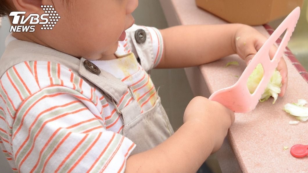 男童模仿大人做菜，不慎將手指切斷。（示意圖／shutterstock達志影像）