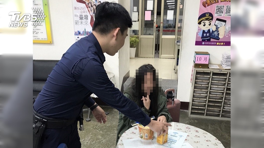 日前有民眾發現在中壢火車站看到一名年輕女子獨自坐在地上，警方獲報前往將人帶回警局。（圖／TVBS）