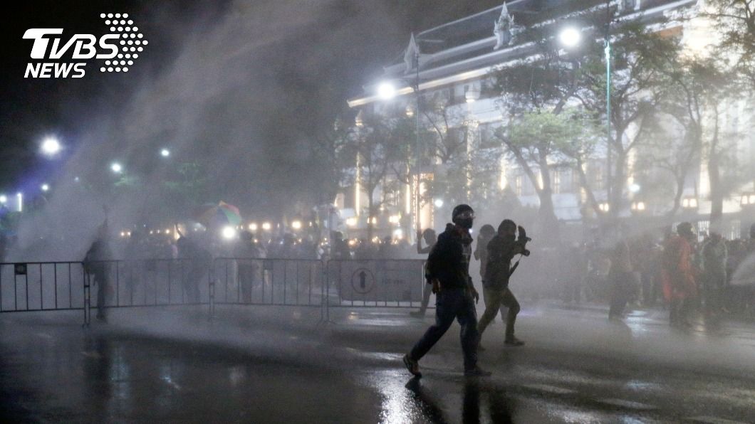 圖／達志影像路透社 泰國水砲車驅散和平示威　事後竟稱：是誤噴