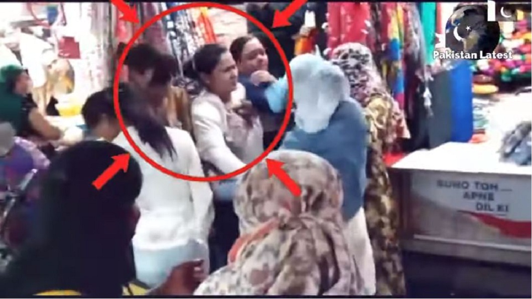 印度街頭日前上演兩名女子當街打架的事件，其他人見狀紛紛拉開幫勸阻。（圖／翻攝自YouTube） 40歲大媽被叫「阿姨」火大　大街演全武行暴打19歲女