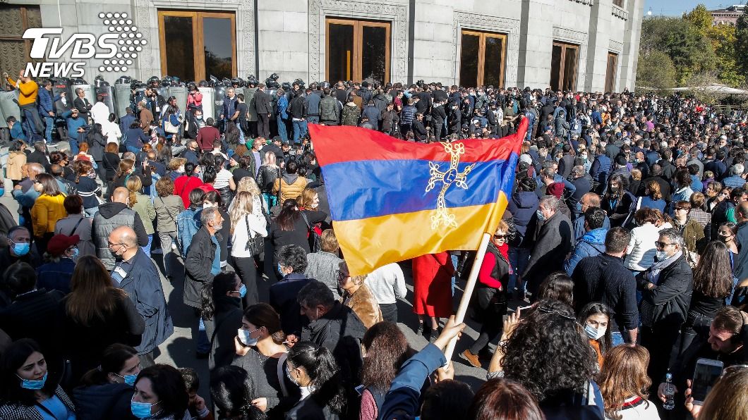 亞美尼亞出現示威群眾，抗議總理簽署割地協議。（圖／達志影像美聯社）