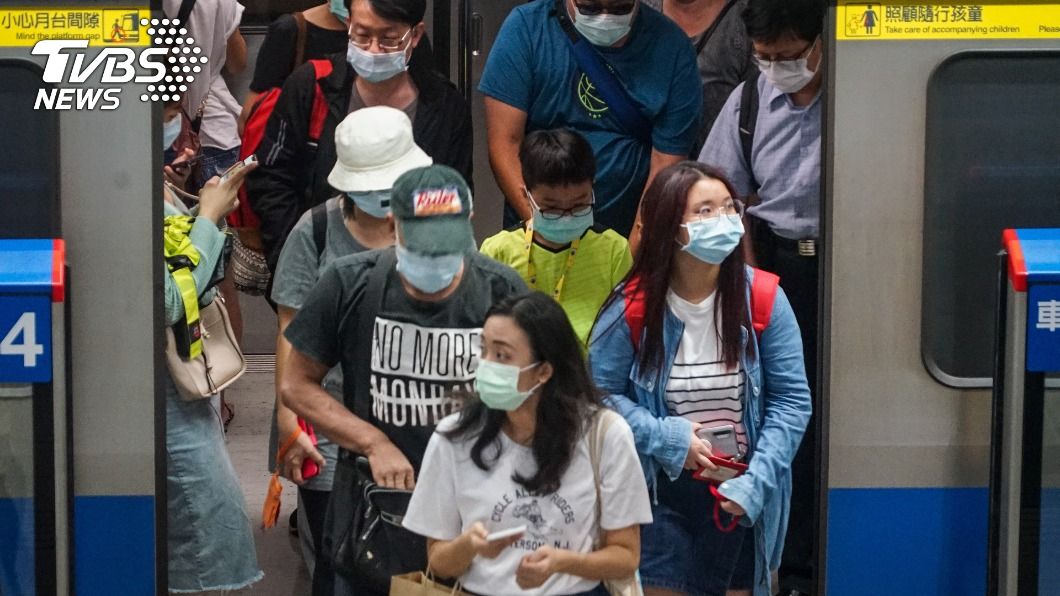 台灣防疫有成，民眾搭乘捷運戴口罩。（圖／中央社）