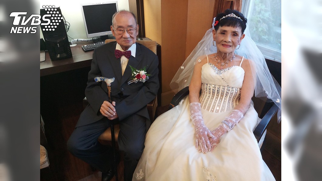 高齡90歲的施伯伯與妻子共同穿上正式服裝，參加圓夢婚禮。（圖／新竹榮家提供）