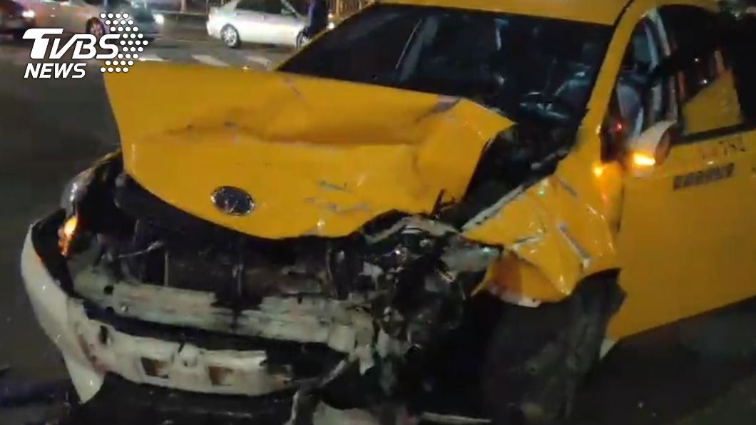 轎車、計程車發生嚴重相撞車禍。（圖／TVBS）