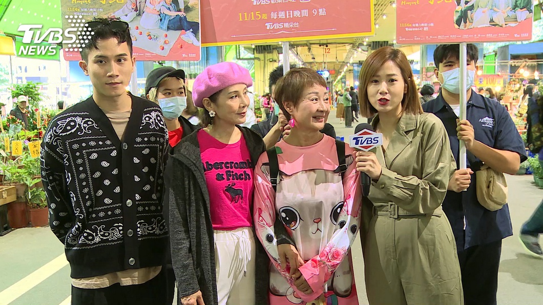 《粉紅色時光》演員群今早「掃街」宣傳。（圖／TVBS）