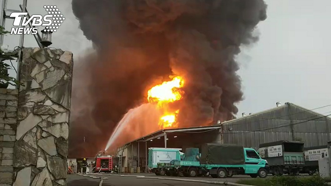 屏東內埔工業區發生嚴重火災。（圖／TVBS） 濃煙直竄天際！屏東內埔工業區大火　警消灌救中