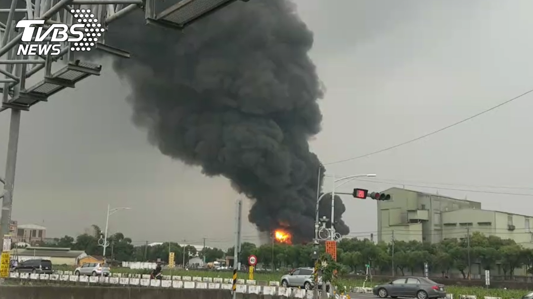 濃煙直竄天際 屏東內埔工業區大火警消灌救中 火警 失火 消防員 滅火 Tvbs新聞網