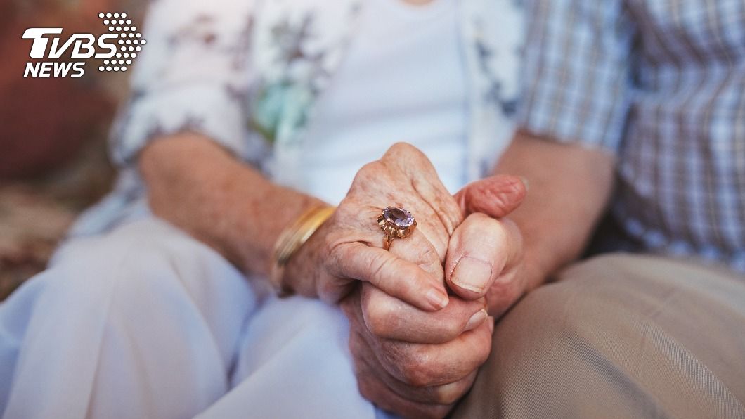 高齡90多歲的老夫妻，互相陪伴照顧。（示意圖／shutterstock 達志影像）
