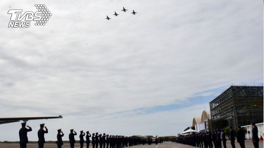 4架F5型機編隊通過啟靈隊伍上方，向朱冠甍致上最崇高的敬意及追思。（圖／中央社）