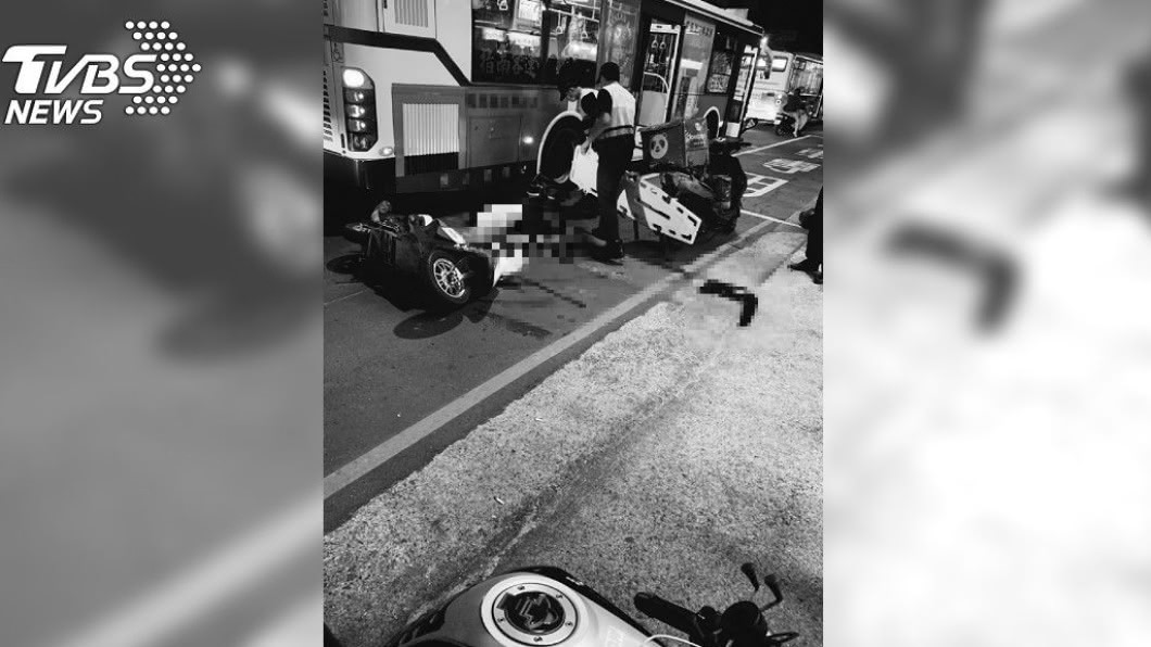 一名外送員和公車發生碰撞，搶救不治。（圖／TVBS）