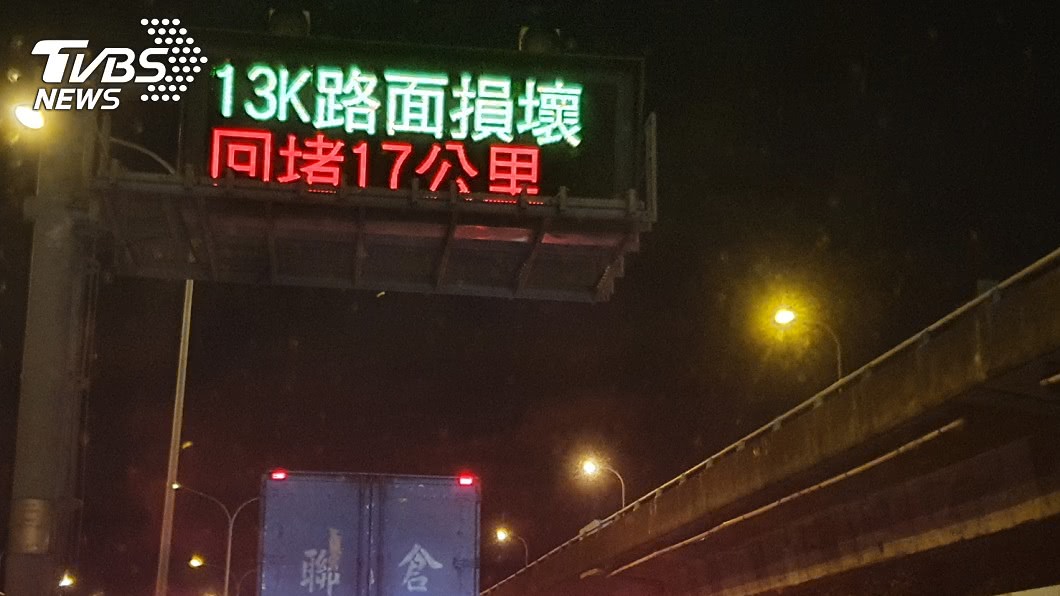 （圖／TVBS） 國一北上道路損壞「交流道成停車場」　內湖南港全塞爆
