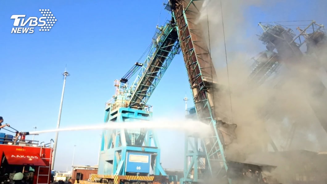 圖／TVBS 台中港碼頭大火　卸煤機遭火噬黑煙竄天