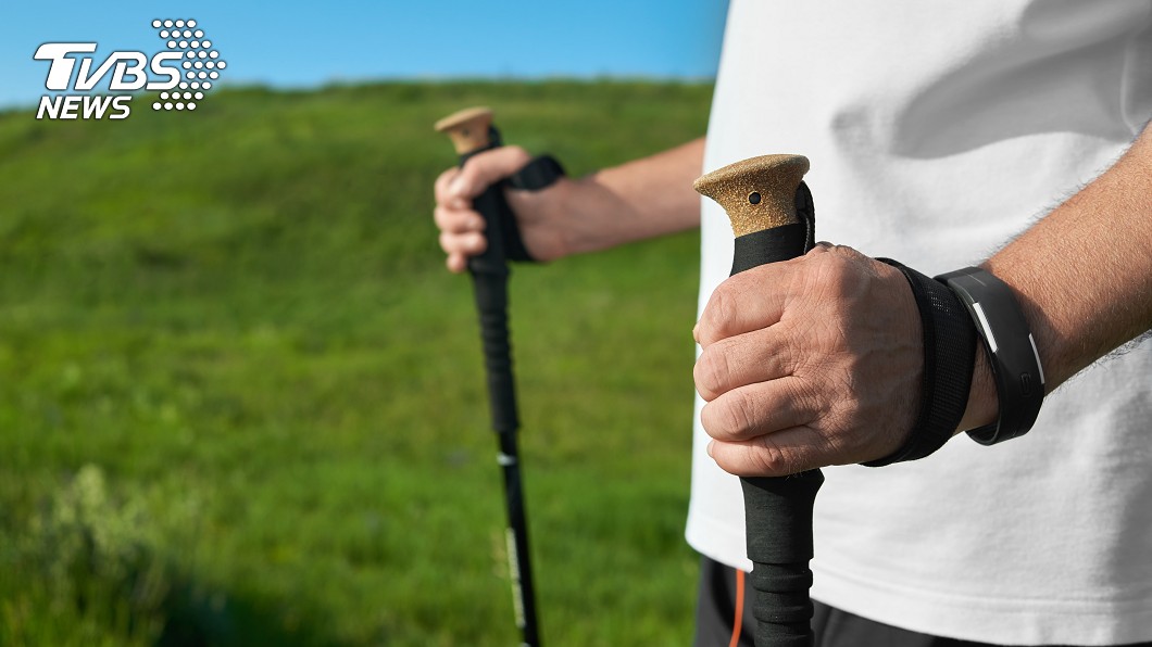 登山杖可抵銷下肢部份力量，減輕身體壓力對膝關節造成的磨損。（示意圖／shutterstock 達志影像）