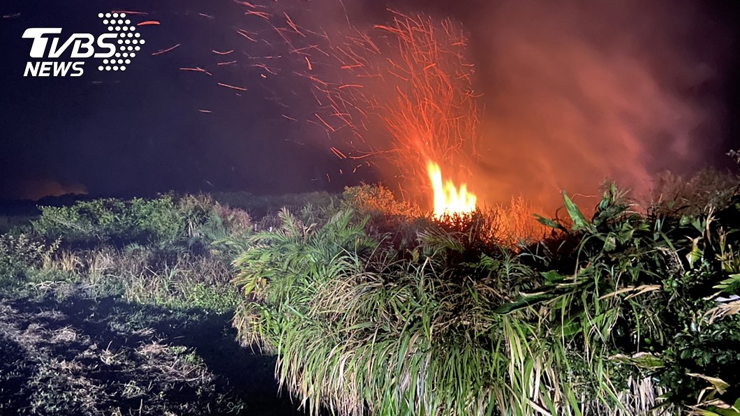 墾丁國家公園東岸的風吹砂山坡地灌木林發生火災。（圖／中央社）