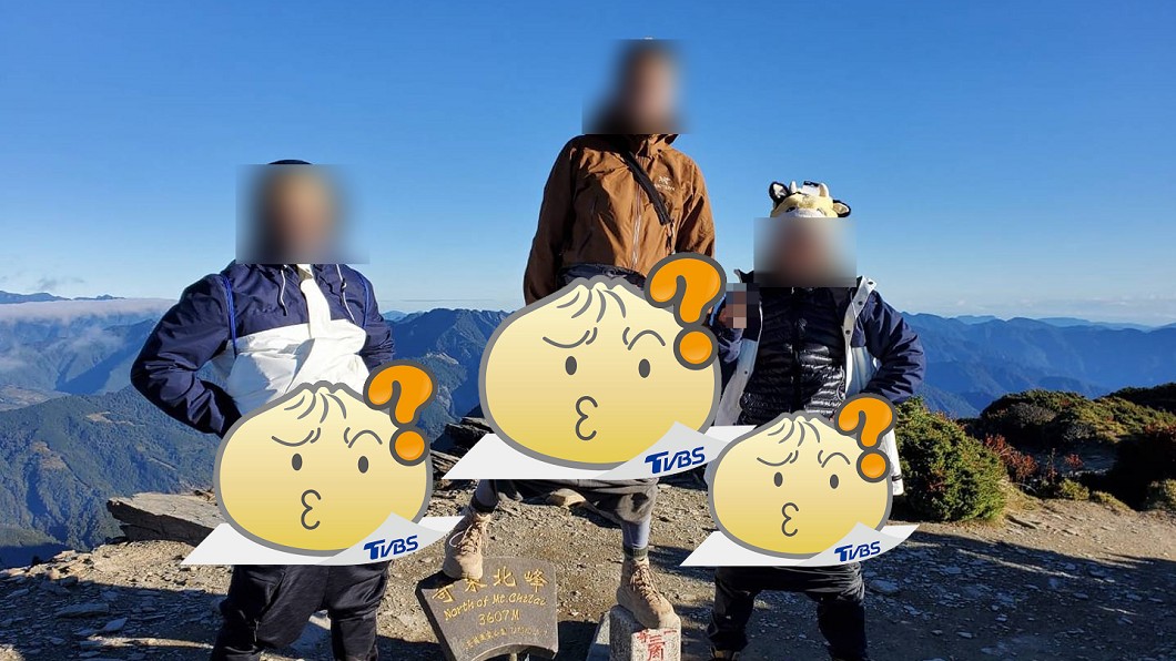 3名男子在奇萊北峰脫褲露鳥。（圖／翻攝自臉書社團「靠北登山大小事」）