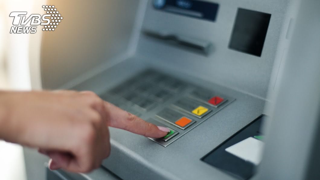 現在ATM提款機到處都有，民眾要領錢可說是非常便利。（示意圖／shutterstock 達志影像）