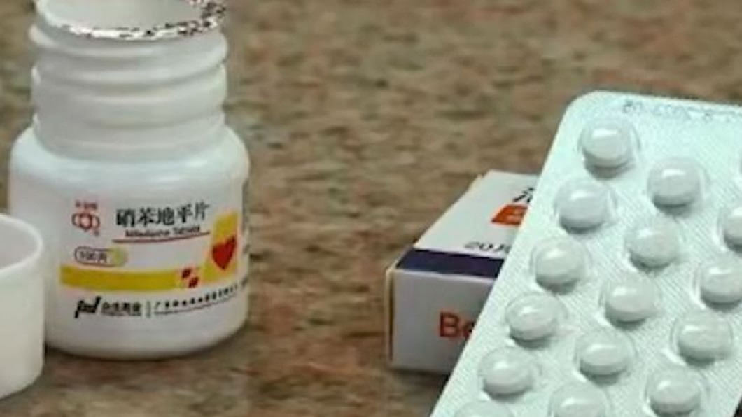 廣東一名1歲女童誤把奶奶的降血壓藥當成糖果，一連吞下40顆不幸身亡。（圖／翻攝自微博）