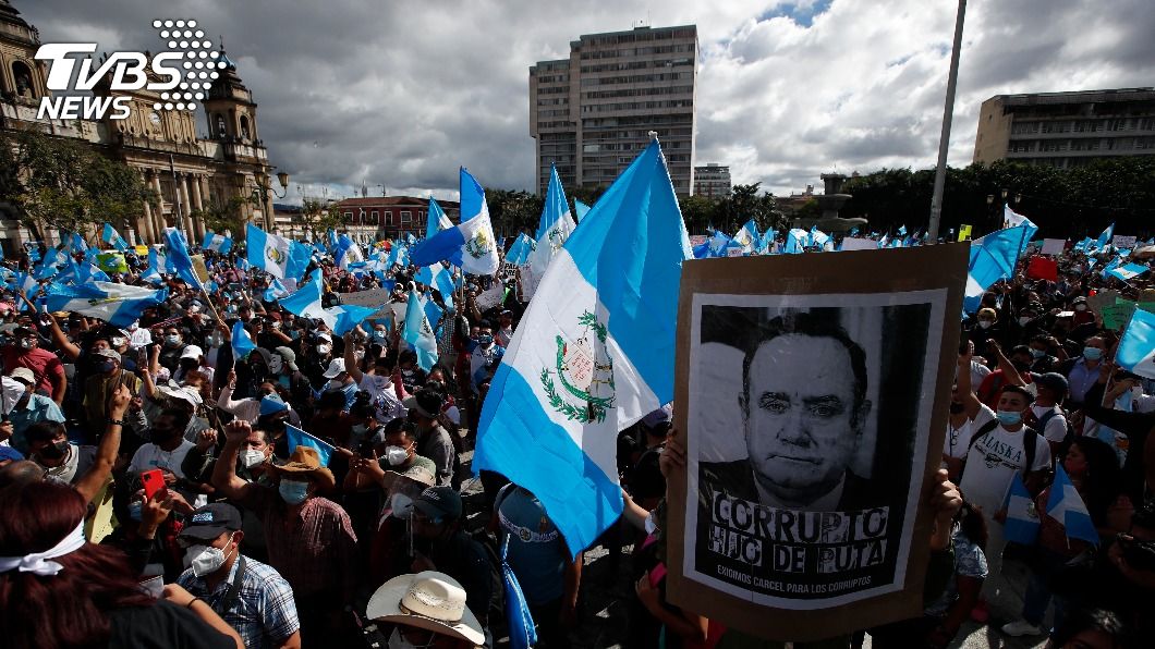 瓜地馬拉數以百計民眾連續第2天走上街頭抗議，要求總統賈麥岱下台。（圖／達志影像美聯社）