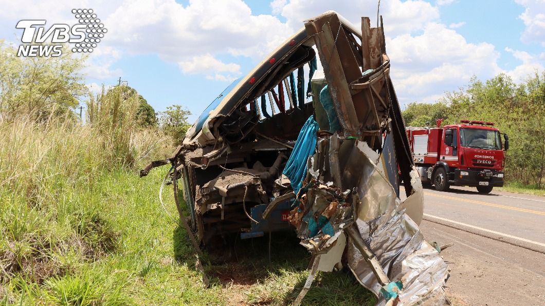 巴西聖保羅州發生巴士與卡車相撞事故。（圖／達志影像美聯社）