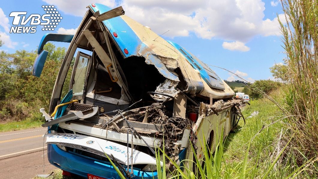 巴西聖保羅州發生一起遊覽車和卡車相撞事故。（圖／達志影像美聯社） 巴西聖保羅州交通事故釀41死　可能超車不當所致