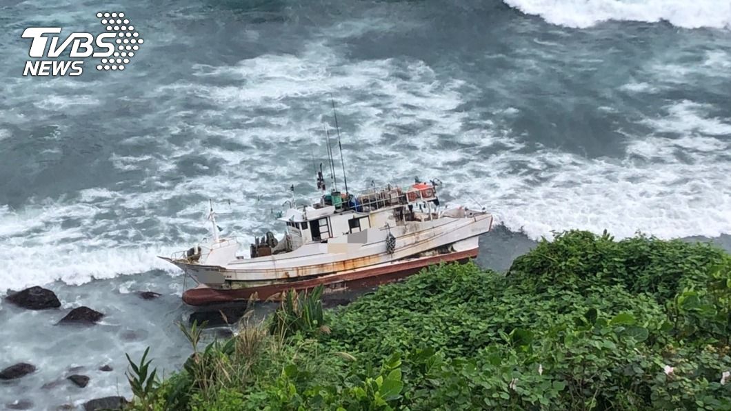 漁船擱淺北方澳岸際，經救援4人已平安獲救。（圖／中央社）