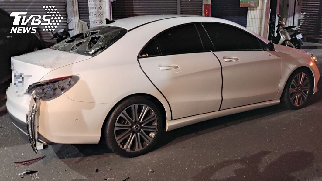遭舒姓男子等9人持棍棒砸毀的白色轎車。（圖／TVBS）