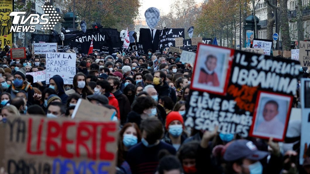 法國巴黎5萬人上街遊行，怒喊撤回整體安全法。（圖／達志影像路透社）