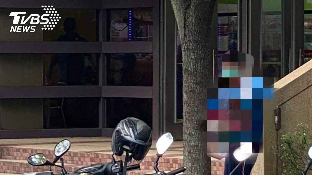 40歲男子穿國小校服（馬賽克處理）騷擾童星母校，已遭警方逮補。（圖／中央社）