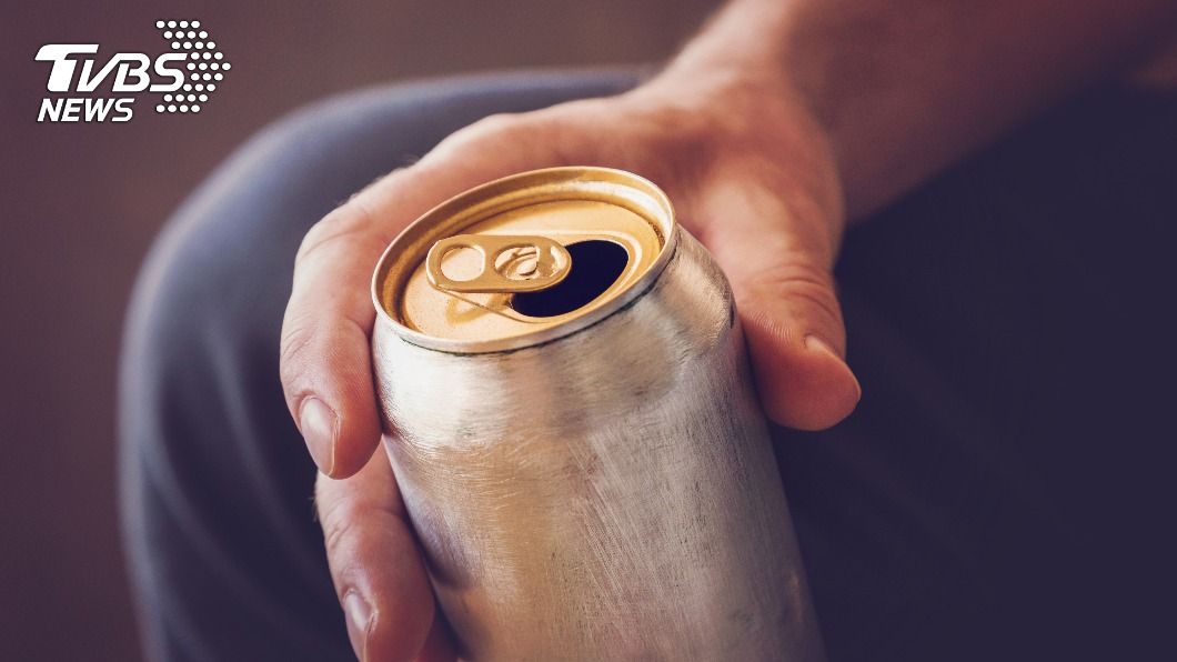 高中生飲用自己攜帶的罐裝飲料發現口腔灼傷。（示意圖／shutterstock達志影像）