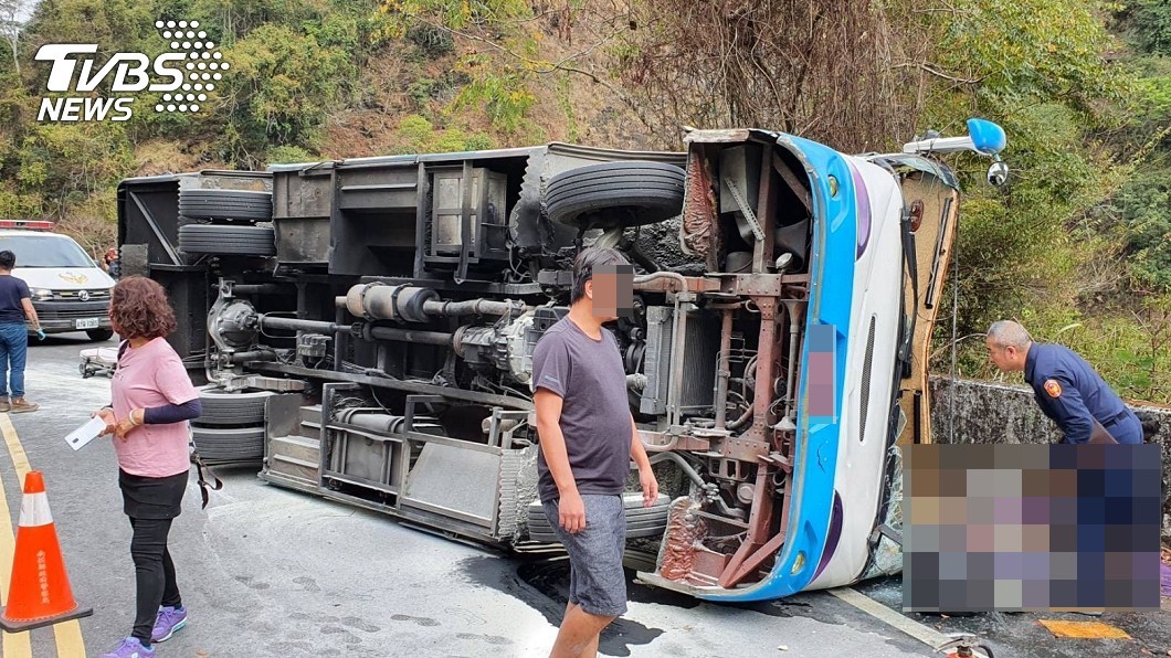 南投奧萬大今（30）日發生一起巴士翻覆事故。（圖／TVBS）