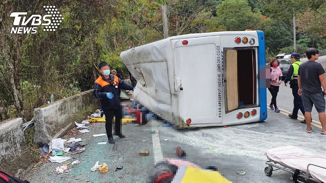南投奧萬大於11/30發生一起巴士翻覆事故，駕駛表示當時有煞車失靈的情況。(圖片來源/ TVBS)