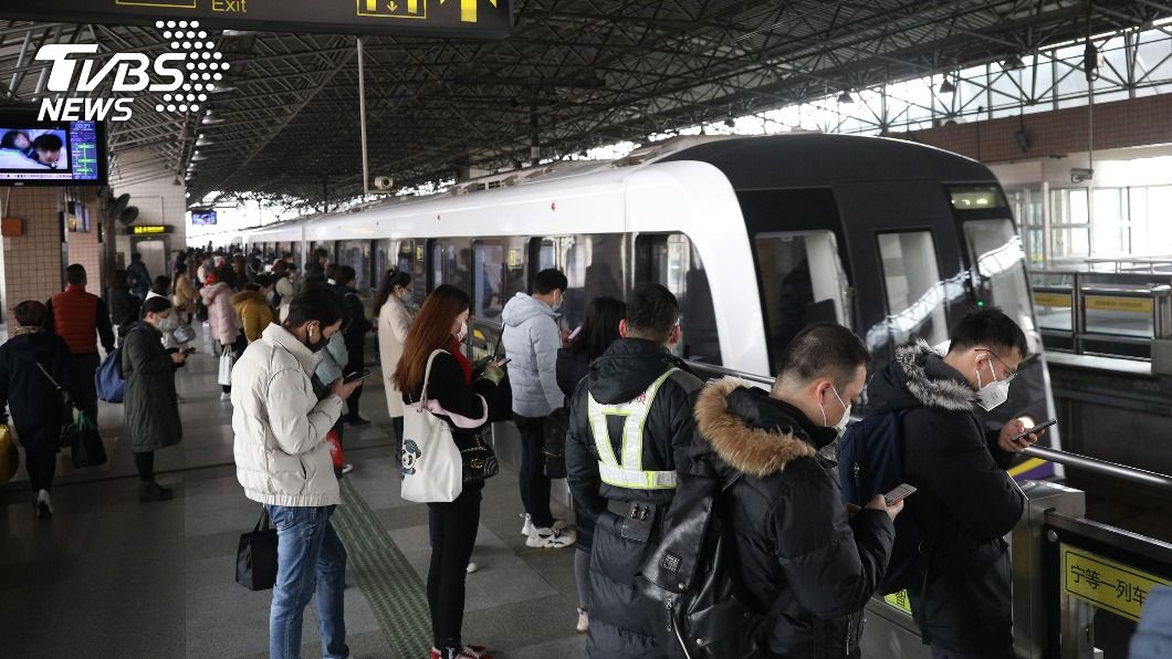 上海地鐵規定禁止手機聲音外放。（圖／中央社）