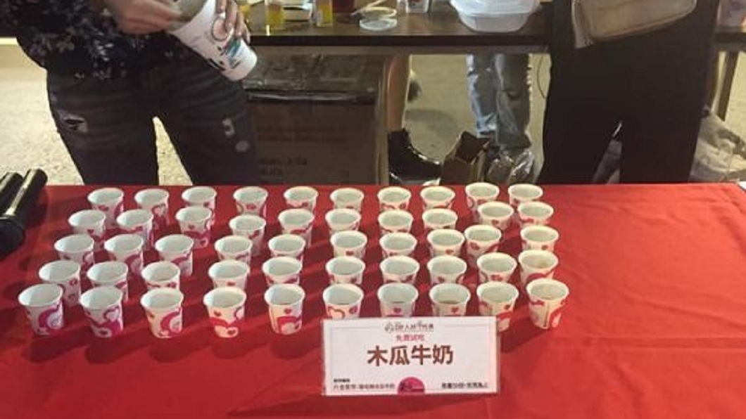 六合夜市日前舉辦「辦桌免費吃」活動，沒想到現場僅放50小杯的木瓜牛奶試喝，民眾抱怨連連。（圖／翻攝自陳若翠-微笑加油讚臉書粉絲團）