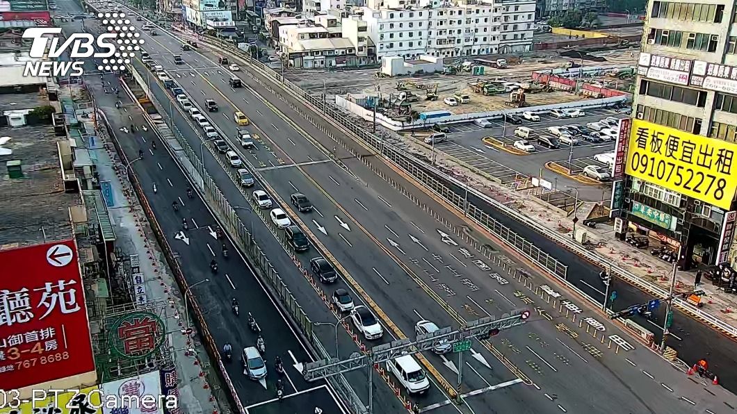 高雄民族陸橋機車道今清晨恢復通行。（圖／中央社）