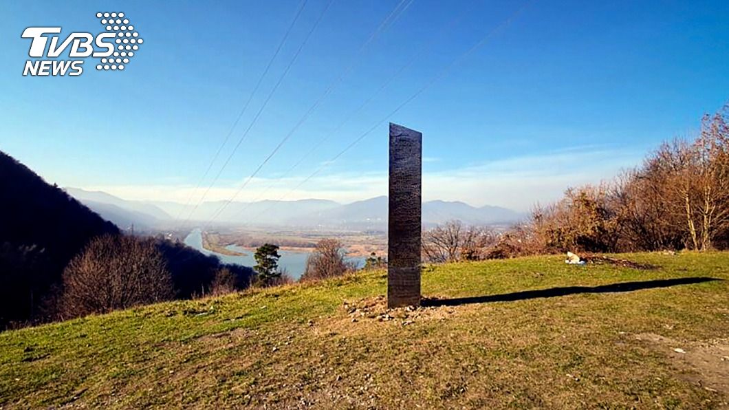 羅馬尼亞北部一處山頂出現神秘金屬柱體。（圖／達志影像美聯社）